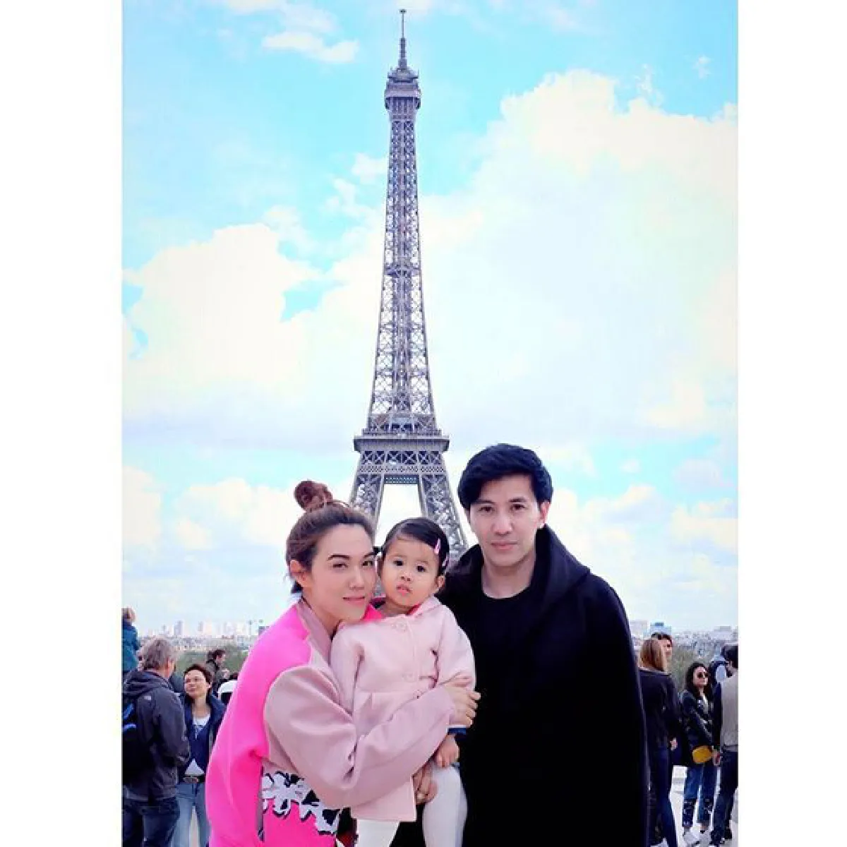 ส่องภาพน่ารัก พ่อหนุ่ม-แม่เมย์ พาลูกสาว น้องมายู เที่ยวเริงร่ายุโรป