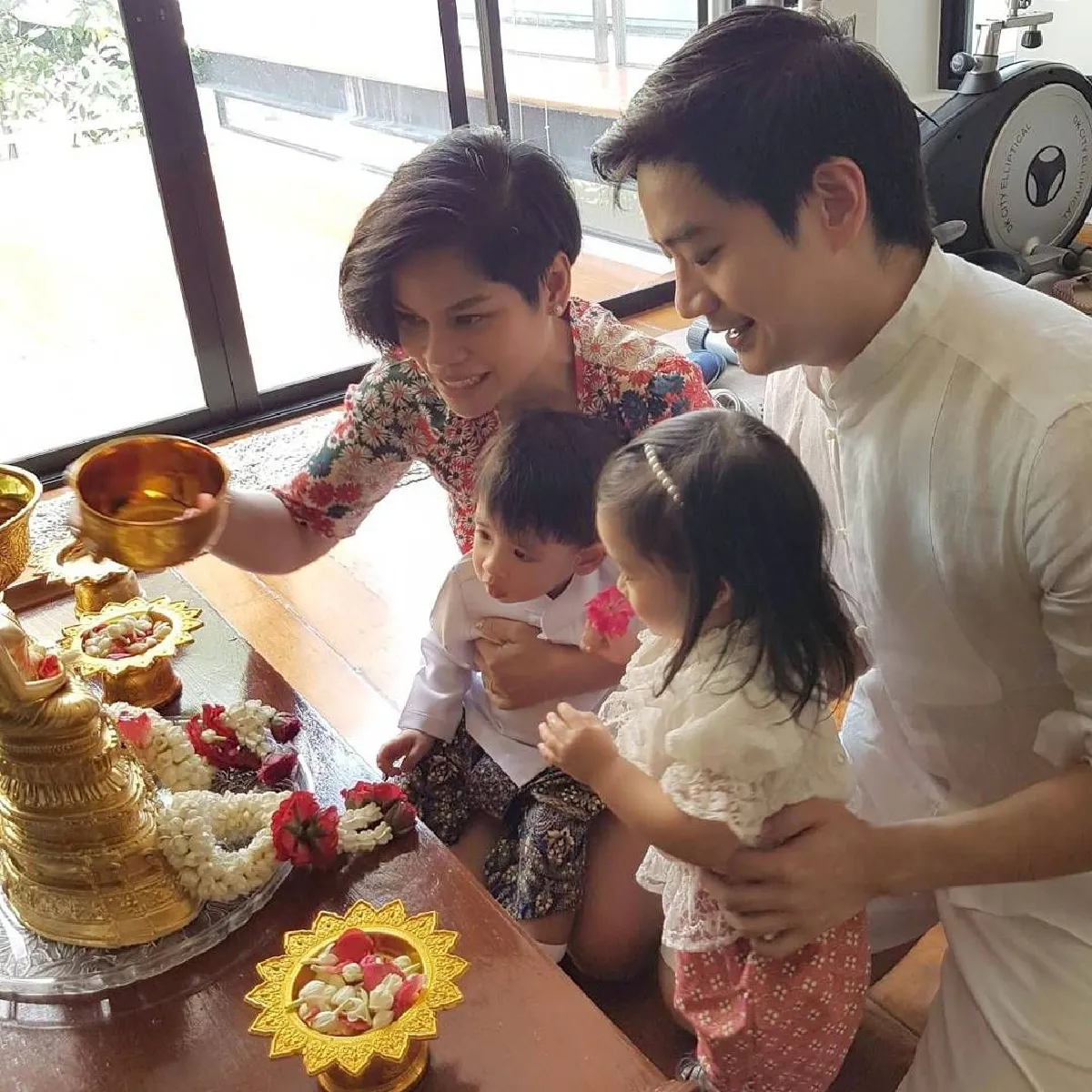 น่าเอ็นดูที่สุด! น้องอลิน-อลัน แต่งชุดไทยสวยหล่อไปสรงน้ำพระ
