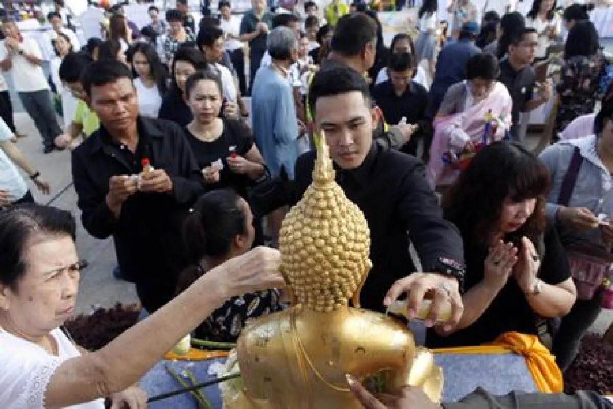 ผู้ว่าฯ กทม.นำประชาชนทำบุญตักบาตรวันสงกรานต์