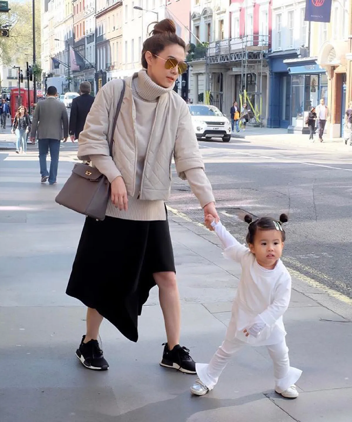 ส่องภาพน่ารัก พ่อหนุ่ม-แม่เมย์ พาลูกสาว น้องมายู เที่ยวเริงร่ายุโรป