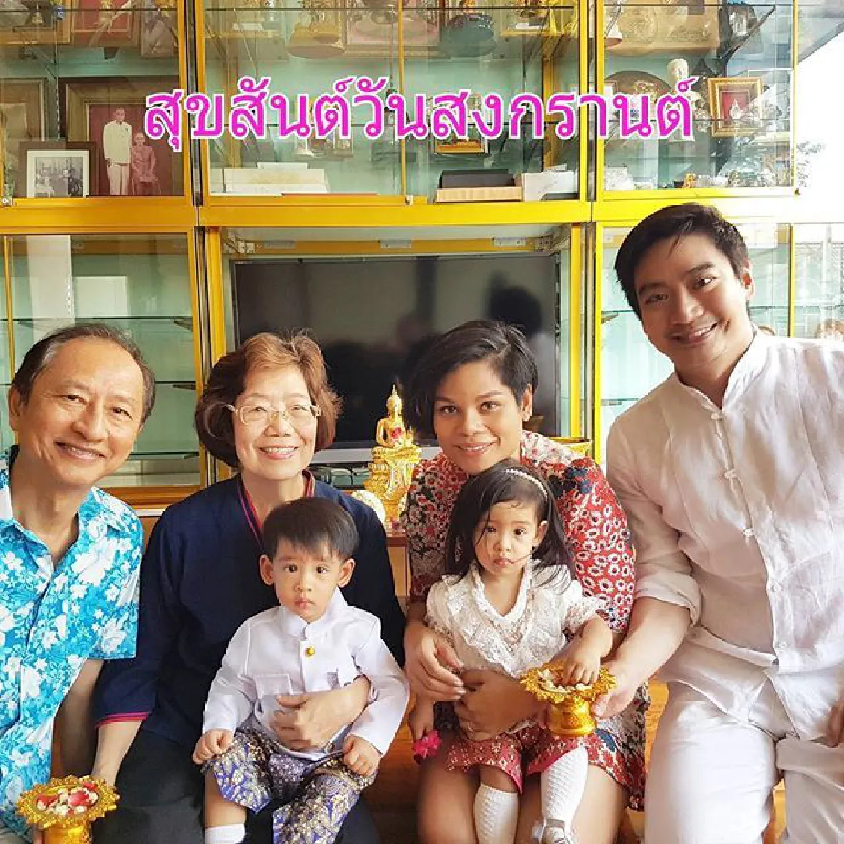 น่าเอ็นดูที่สุด! น้องอลิน-อลัน แต่งชุดไทยสวยหล่อไปสรงน้ำพระ