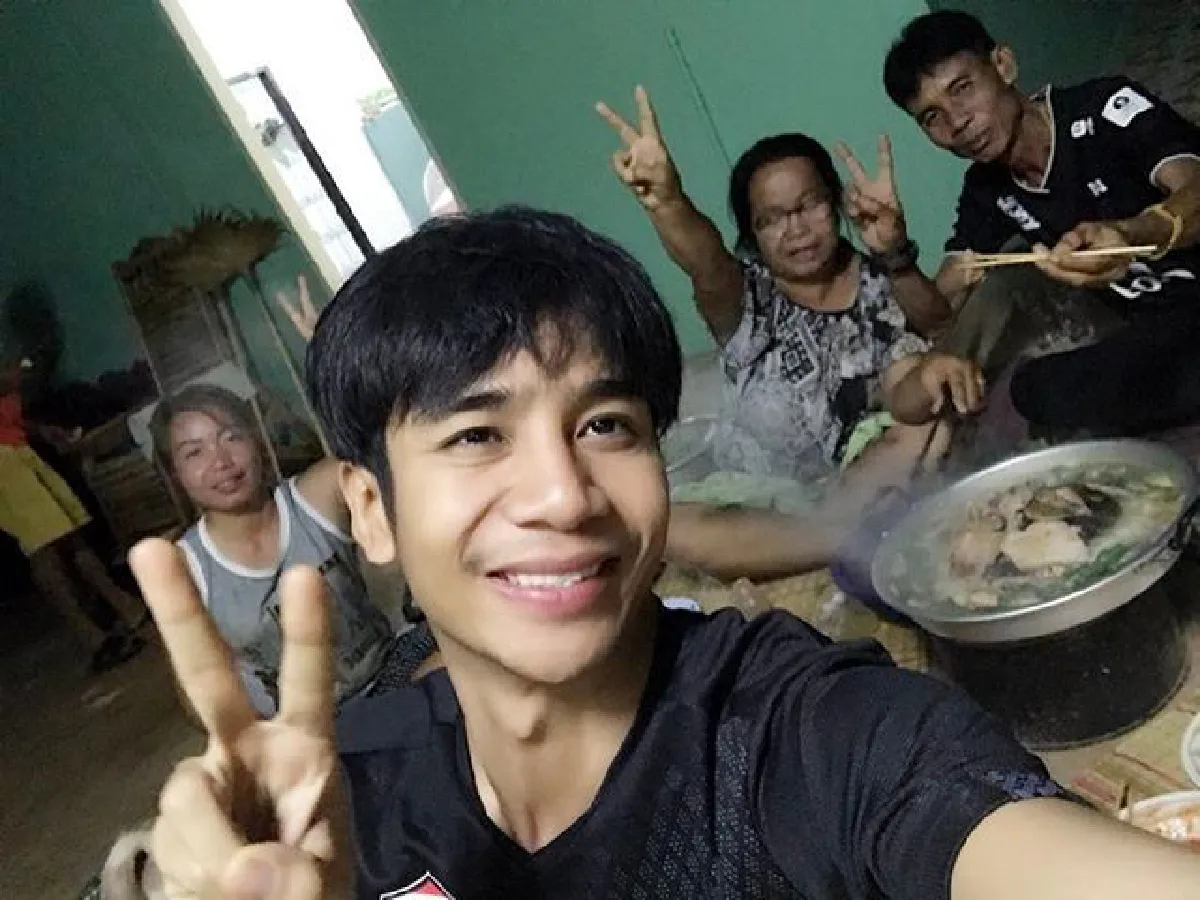 สงกรานต์ที่บ้านเฮา! ก้อง ห้วยไร่ กลับอีสานใช้ชีวิตสุขสบายกับครอบครัว