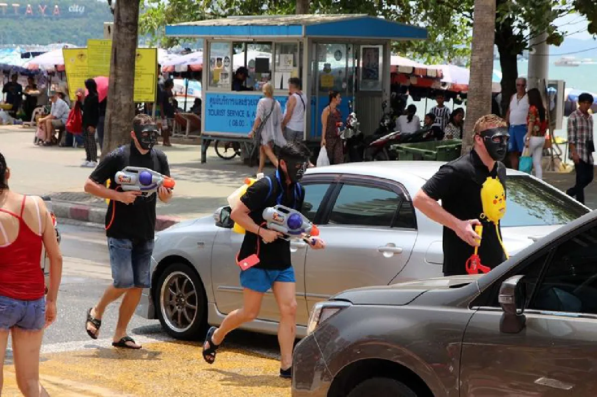 สงกรานต์พัทยาวันที่2คึกริมชายหาดรถติดเป็นอัมพาต