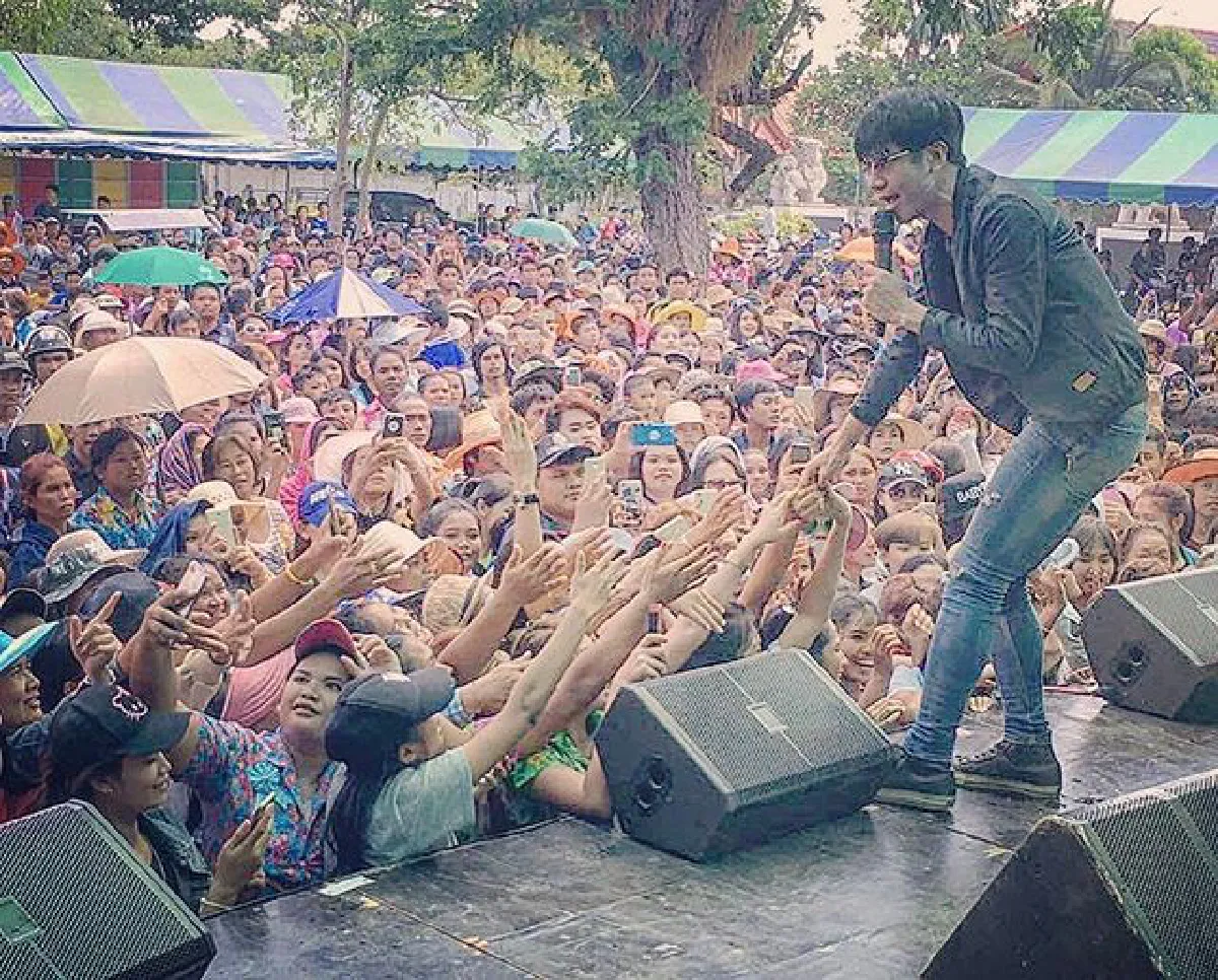 สงกรานต์ที่บ้านเฮา! ก้อง ห้วยไร่ กลับอีสานใช้ชีวิตสุขสบายกับครอบครัว