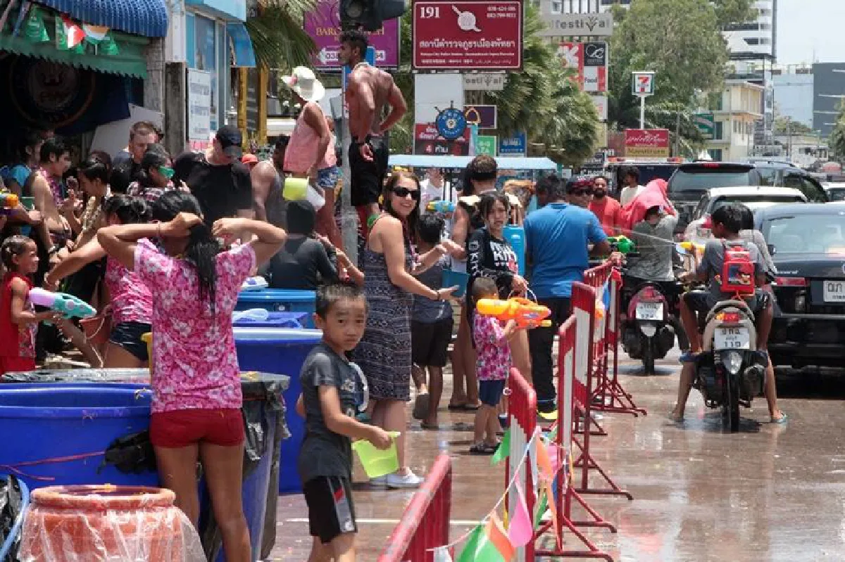 สงกรานต์พัทยาวันที่2คึกริมชายหาดรถติดเป็นอัมพาต