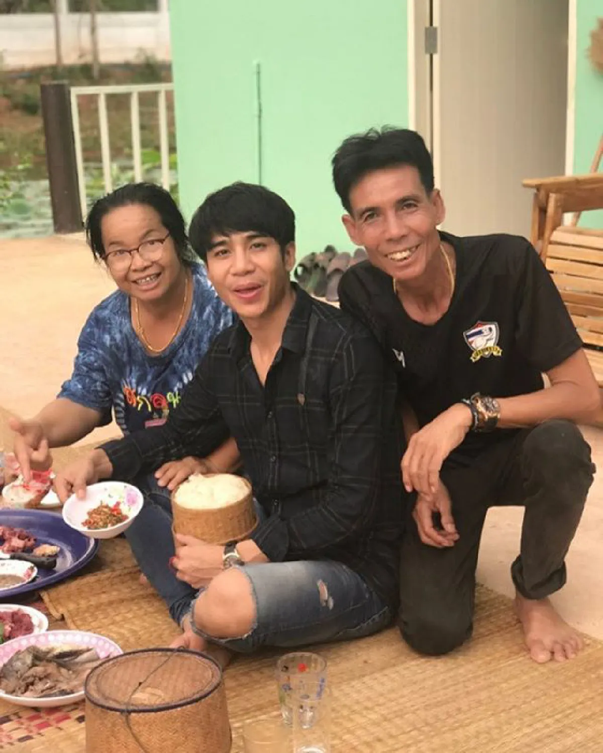 สงกรานต์ที่บ้านเฮา! ก้อง ห้วยไร่ กลับอีสานใช้ชีวิตสุขสบายกับครอบครัว