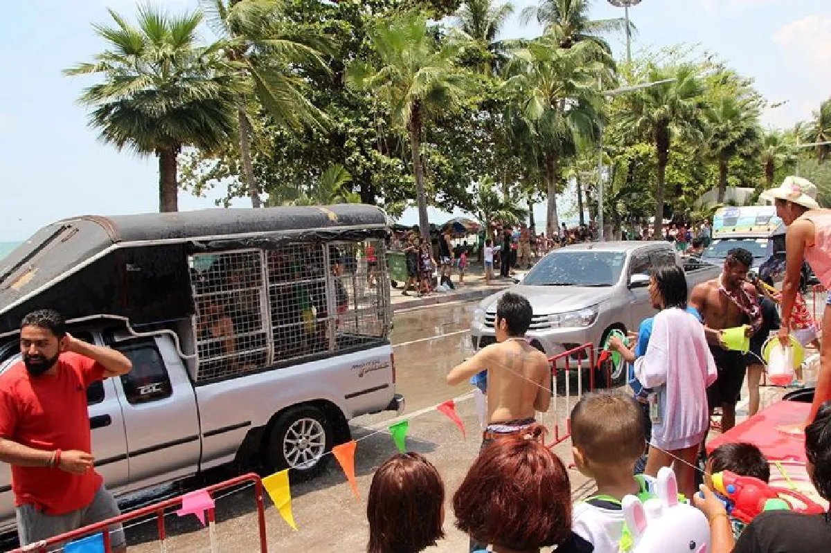 สงกรานต์พัทยาวันที่2คึกริมชายหาดรถติดเป็นอัมพาต