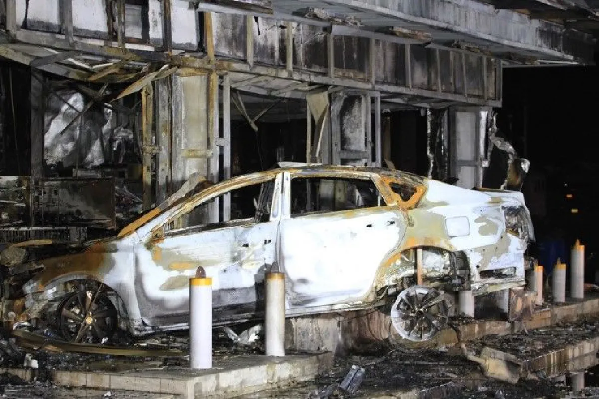 เก๋งซิ่งพุ่งชนทะลุเซเว่นริมถนนไฟไหม้วอดทั้งร้าน