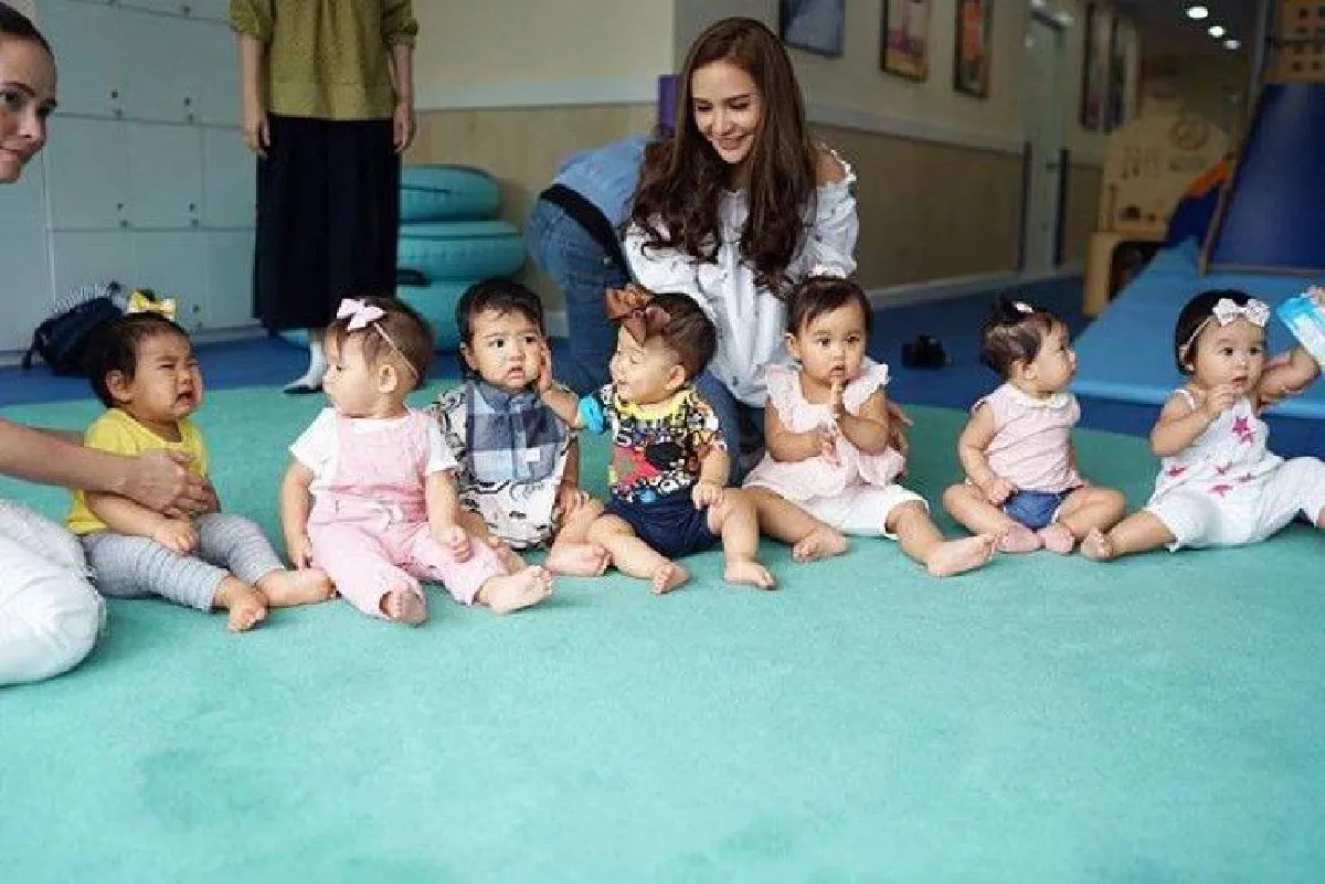 น่ารัก! รวมซุปตาร์ฟันน้ำนม เมื่อเหล่าคุณแม่พาลูกๆ มาเล่นด้วยกัน