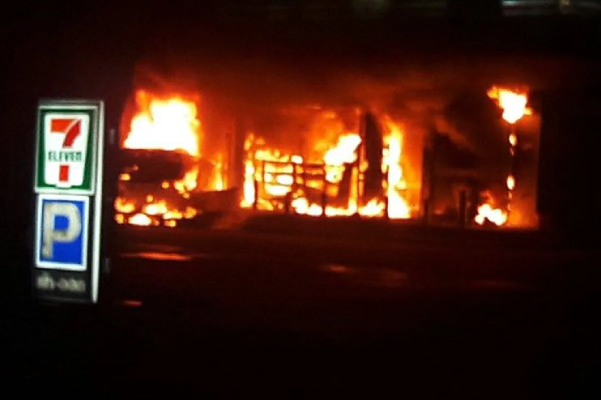 เก๋งซิ่งพุ่งชนทะลุเซเว่นริมถนนไฟไหม้วอดทั้งร้าน