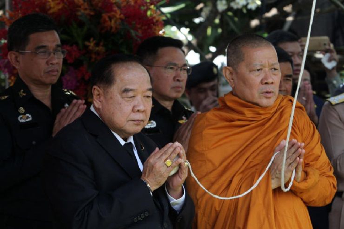 "ประวิตร-เจ้าคุณธงชัย" เททององค์พระหลักเมือง 235 ปี "ประวิตร-เจ้าคุณธงชัย" เททององค์พระหลักเมือง 235 ปี