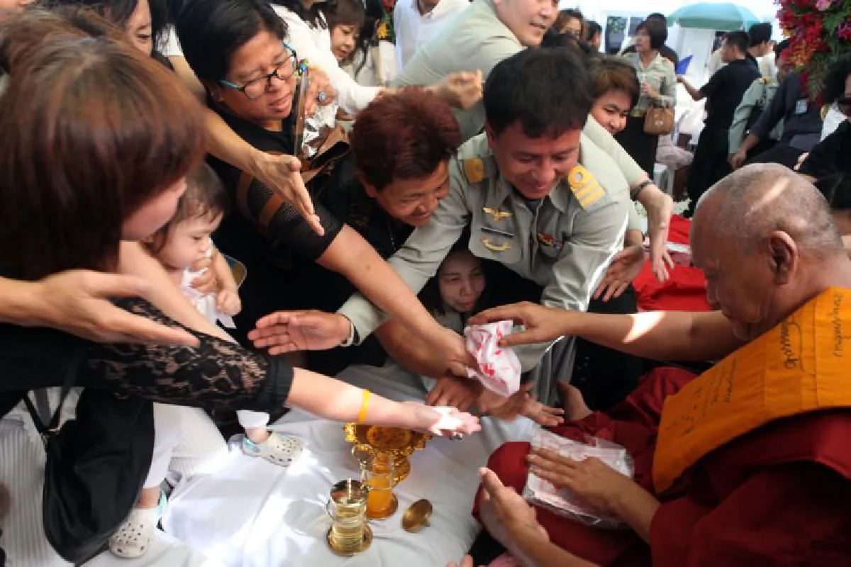 "ประวิตร-เจ้าคุณธงชัย" เททององค์พระหลักเมือง 235 ปี