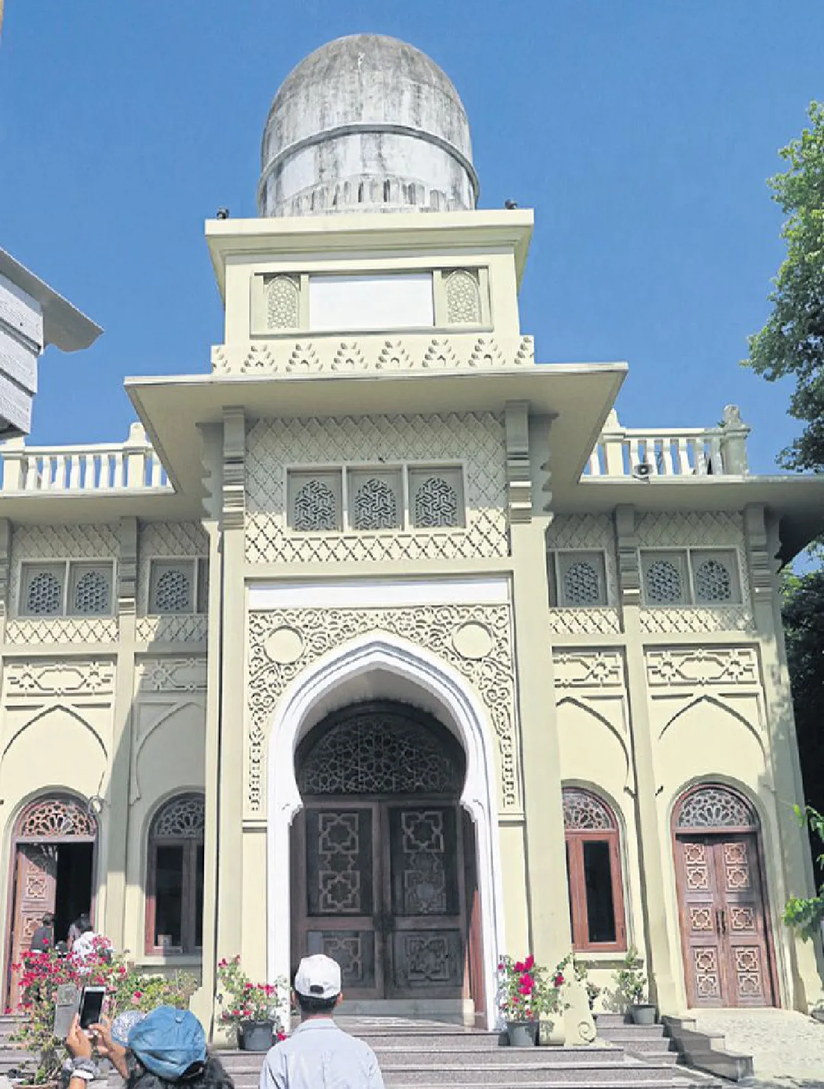 มัสยิดต้นสน ที่ประกอบศาสนกิจ และกุโบร์อายุ 400 ปี