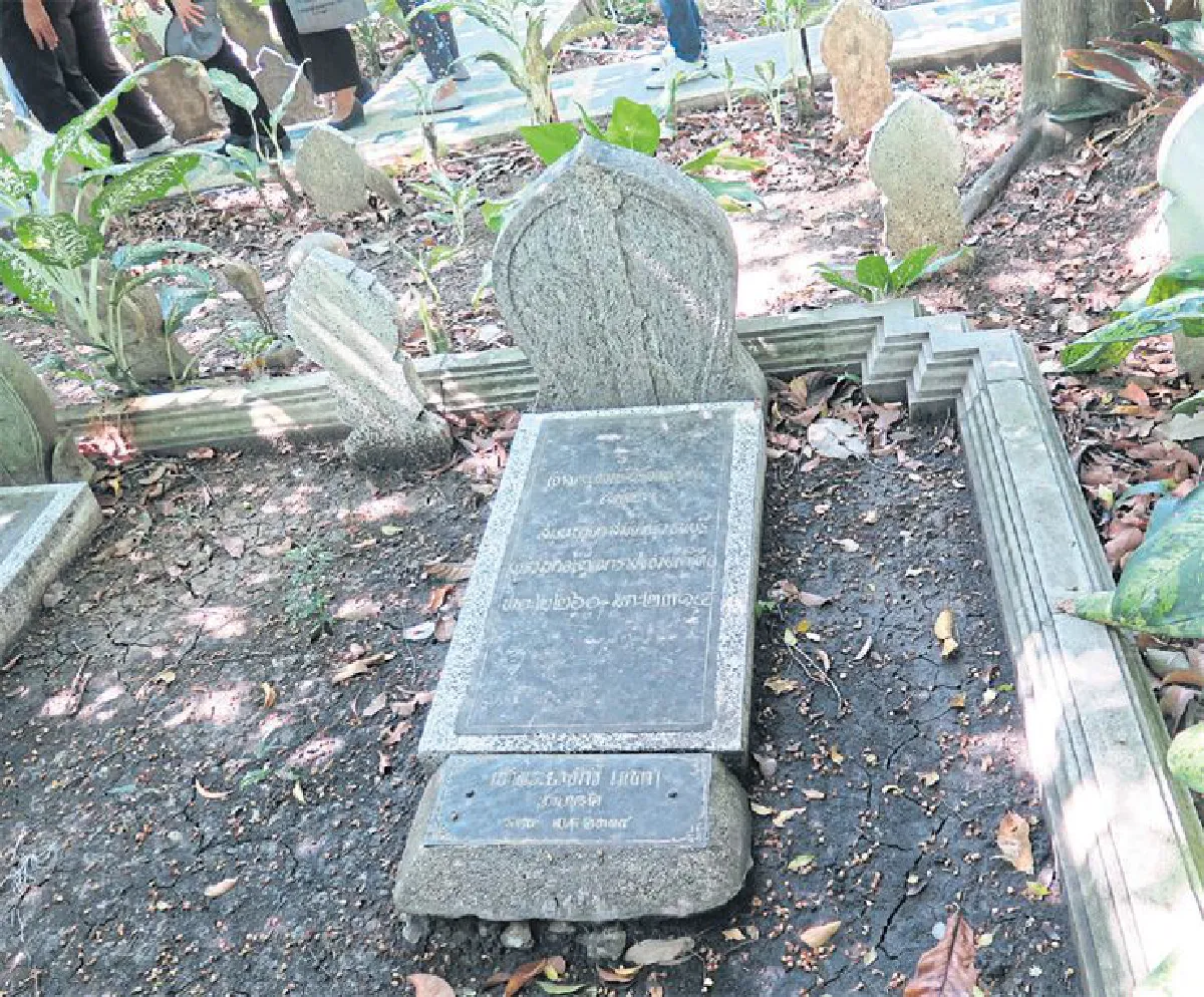 มัสยิดต้นสน ที่ประกอบศาสนกิจ และกุโบร์อายุ 400 ปี