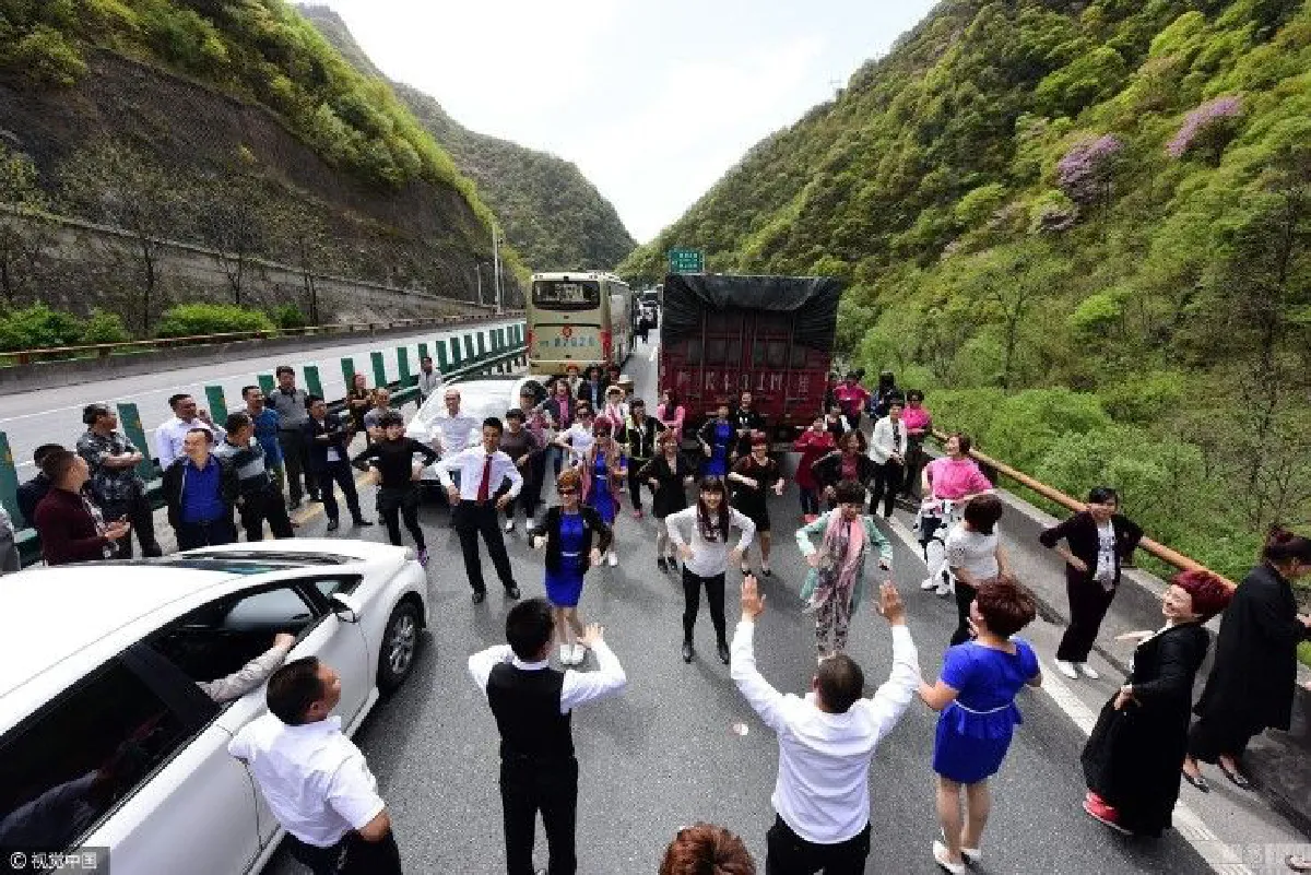 รถติดนานเกิน! ชาวจีนพร้อมใจลงมาเต้นบนถนน