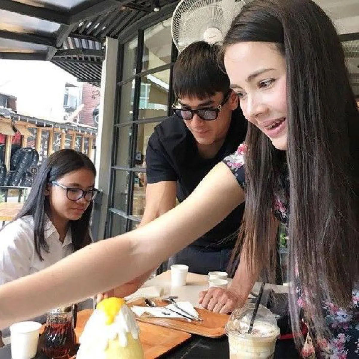 "ณเดชน์-ญาญ่า" กินข้าวพร้อมหน้า ดับกระแสรักหมดโปร