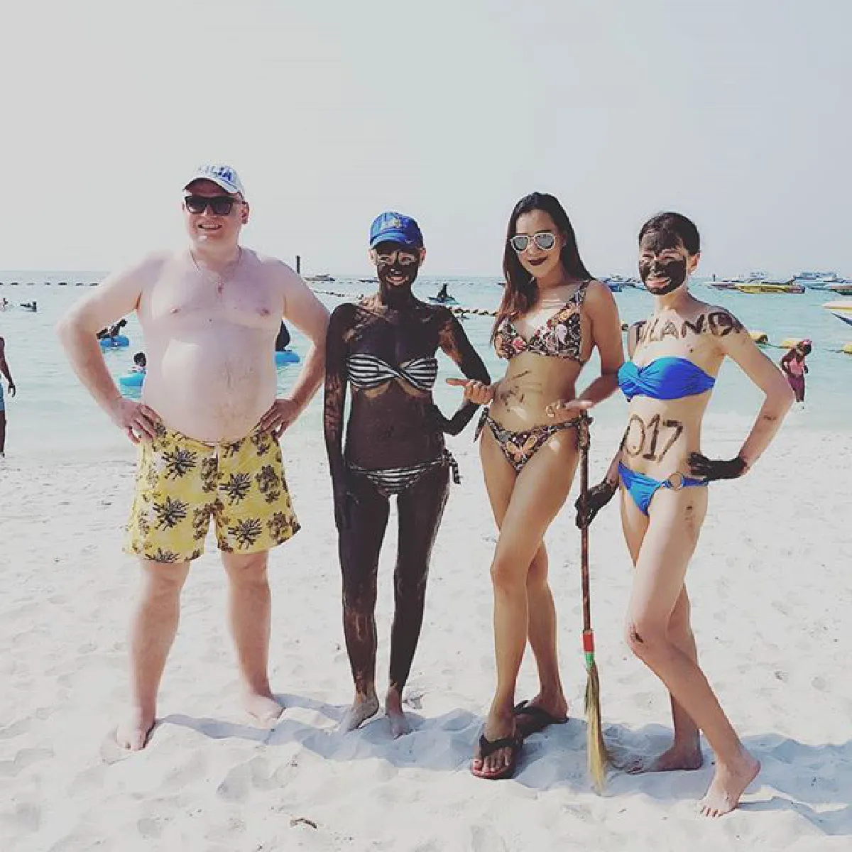 หน้าเป๊ะหุ่นปัง! ส้มเช้ง สามช่า สวมบิกินี่โชว์ความแซ่บริมหาด