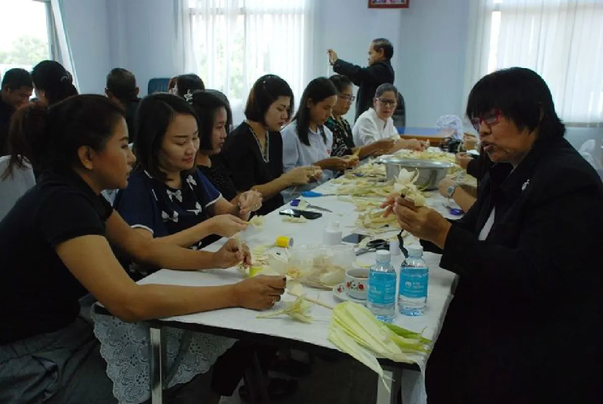 อบต.วัดจันทร์สอนประดิษฐ์ดอกดารารัตน์ใช้ในงานถวายพระเพลิงร.9