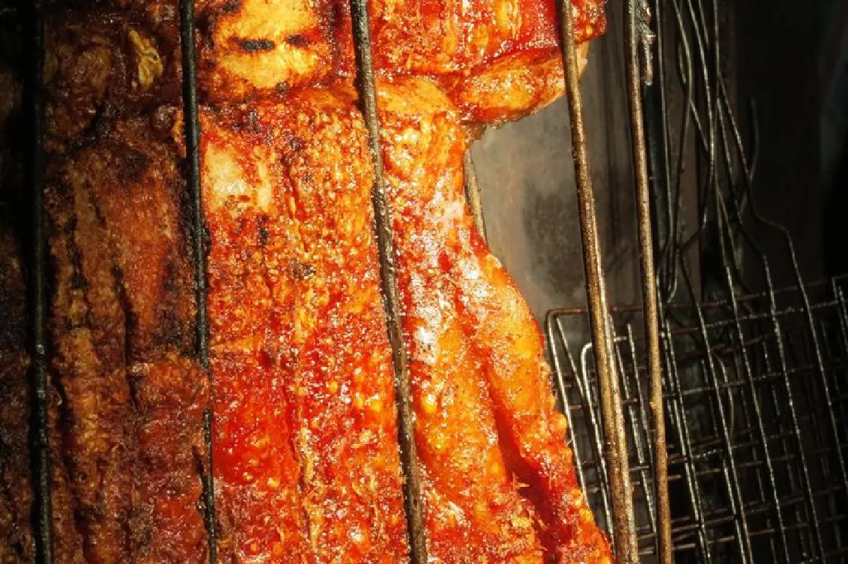 ลุงจบป.4ไอเดียเจ๋งใช้กระจกเงาย่างไก่-หมูขายแถมคว้าปริญญากิตติมศักดิ์