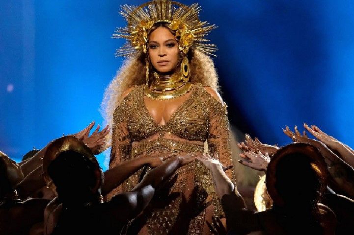บียอนเซ่ แจกทุนการศึกษา ฉลอง 1 ขวบอัลบั้ม Lemonade บียอนเซ่ แจกทุนการศึกษา ฉลอง 1 ขวบอัลบั้ม Lemonade