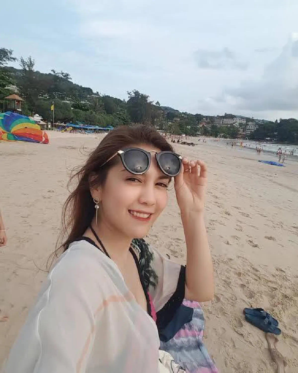 พั้นช์ วรกาญจน์ สลัดลุคสาวห้าว โชว์ความเซ็กซี่เบาๆริมทะเลภูเก็ต