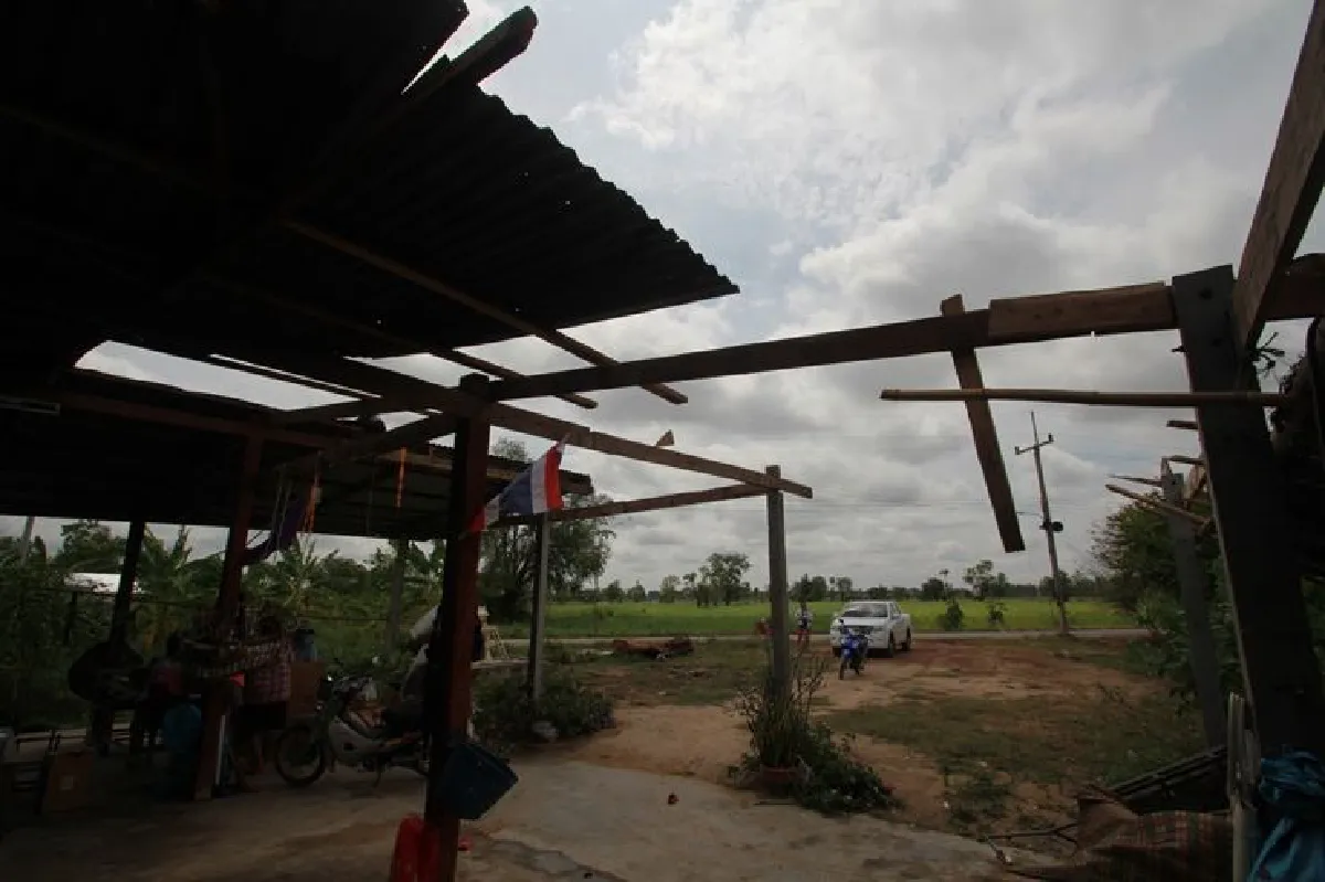 พายุฤดูร้อนถล่มพิษณุโลกบ้านพังเกือบ200หลังคาเรือน