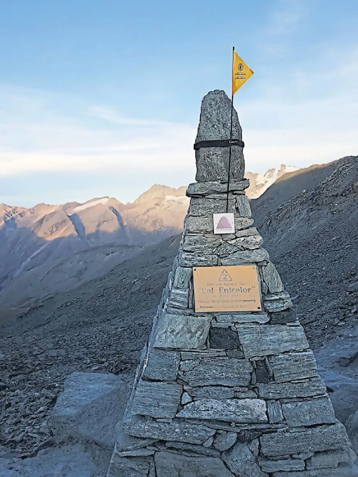 ดร.ชุมพล ครุฑแก้ว ชายผู้ไม่เคยหยุดบันทึกสองเท้า