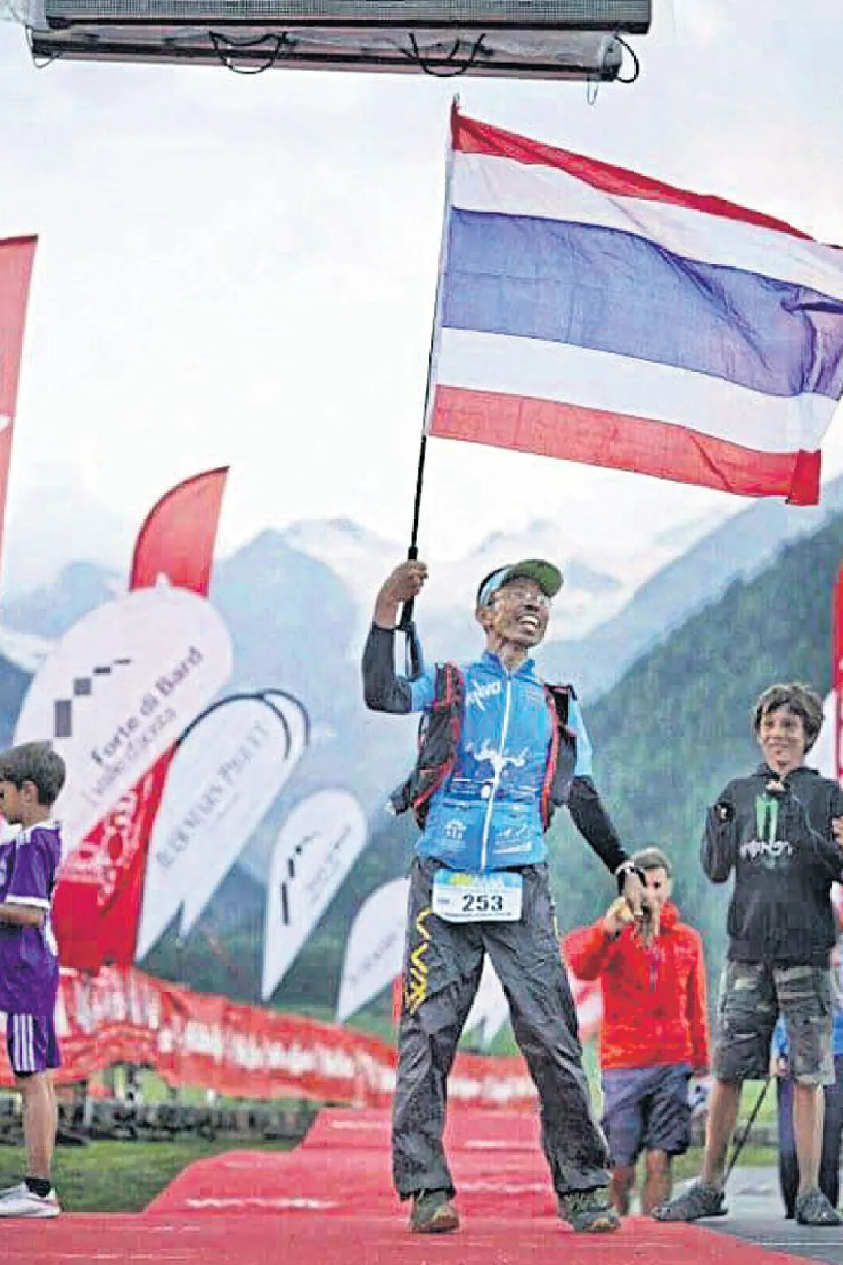 ดร.ชุมพล ครุฑแก้ว ชายผู้ไม่เคยหยุดบันทึกสองเท้า