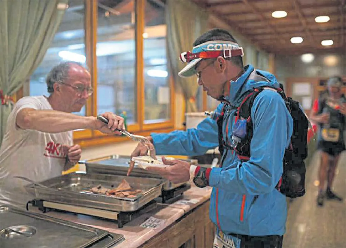 ดร.ชุมพล ครุฑแก้ว ชายผู้ไม่เคยหยุดบันทึกสองเท้า