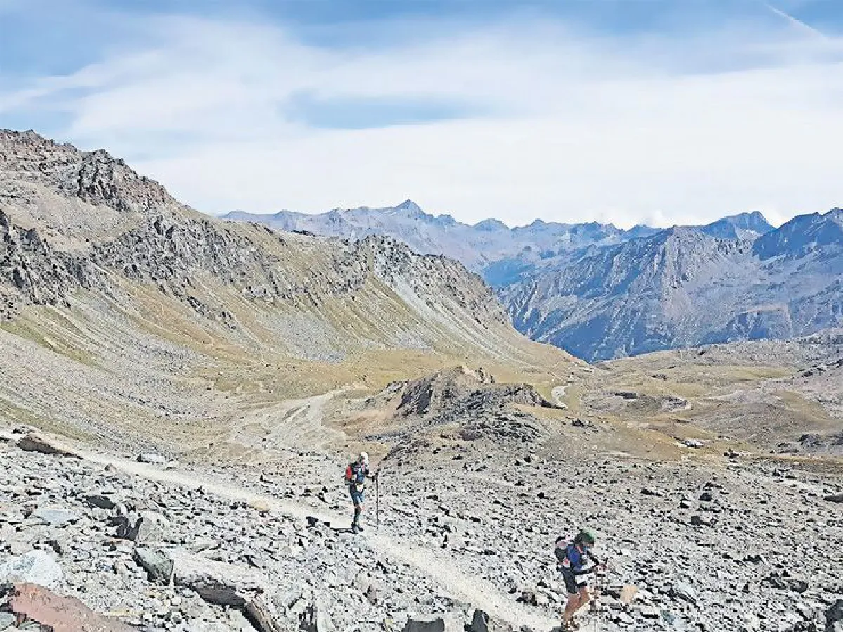 ดร.ชุมพล ครุฑแก้ว ชายผู้ไม่เคยหยุดบันทึกสองเท้า