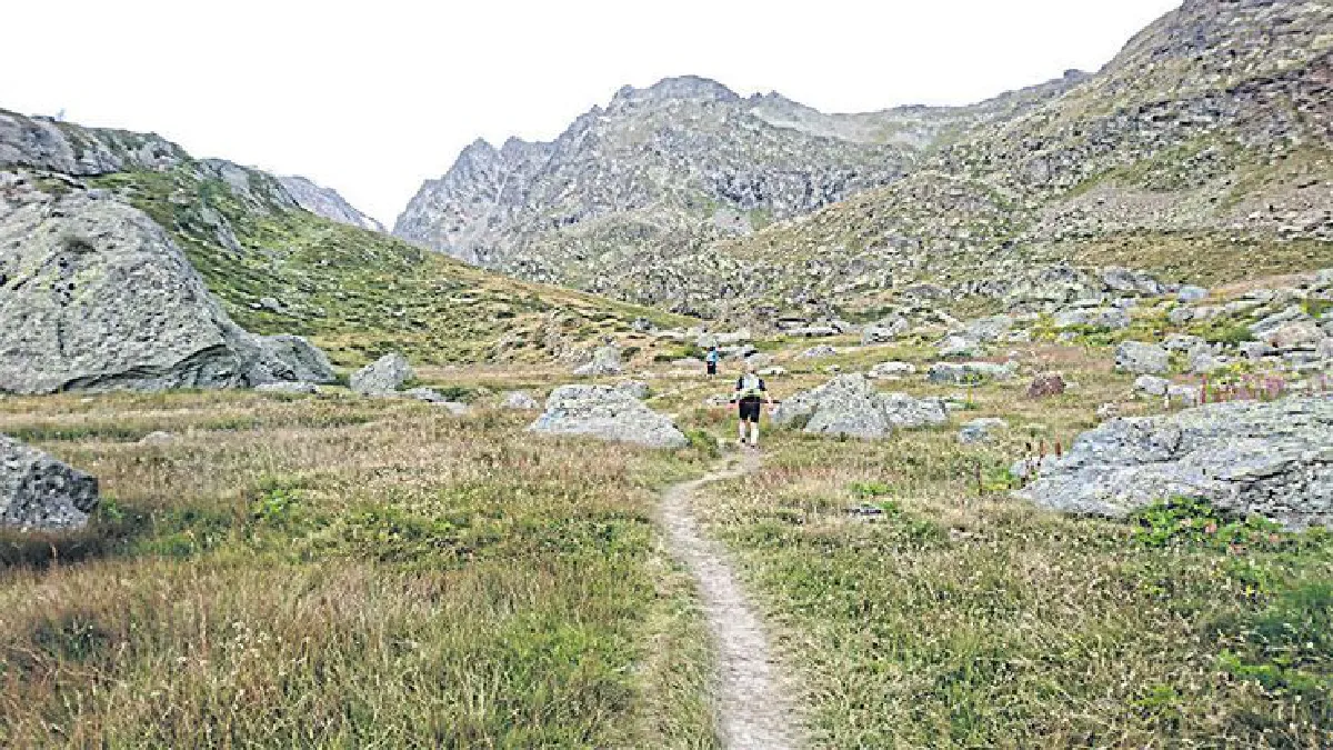 ดร.ชุมพล ครุฑแก้ว ชายผู้ไม่เคยหยุดบันทึกสองเท้า