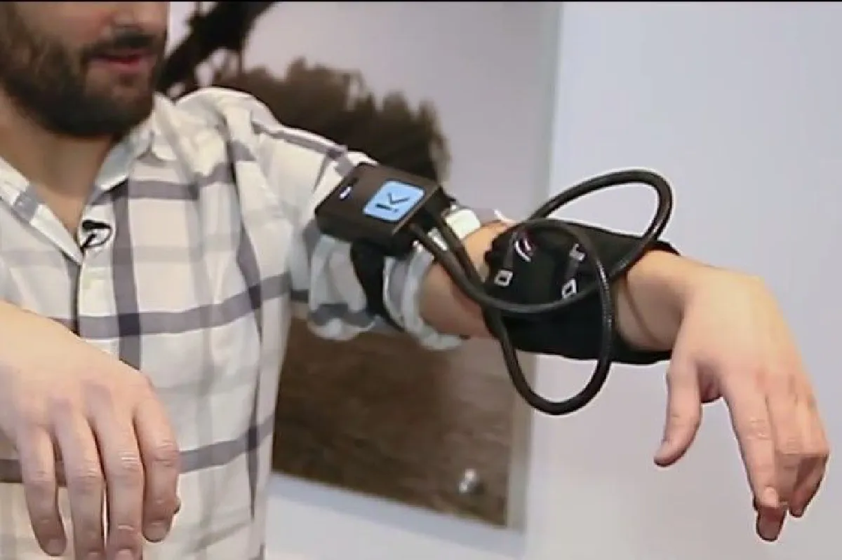 พบกับอุปกรณ์ที่ช่วยให้รู้สึกถึงอาการของโรคพาร์กินสัน