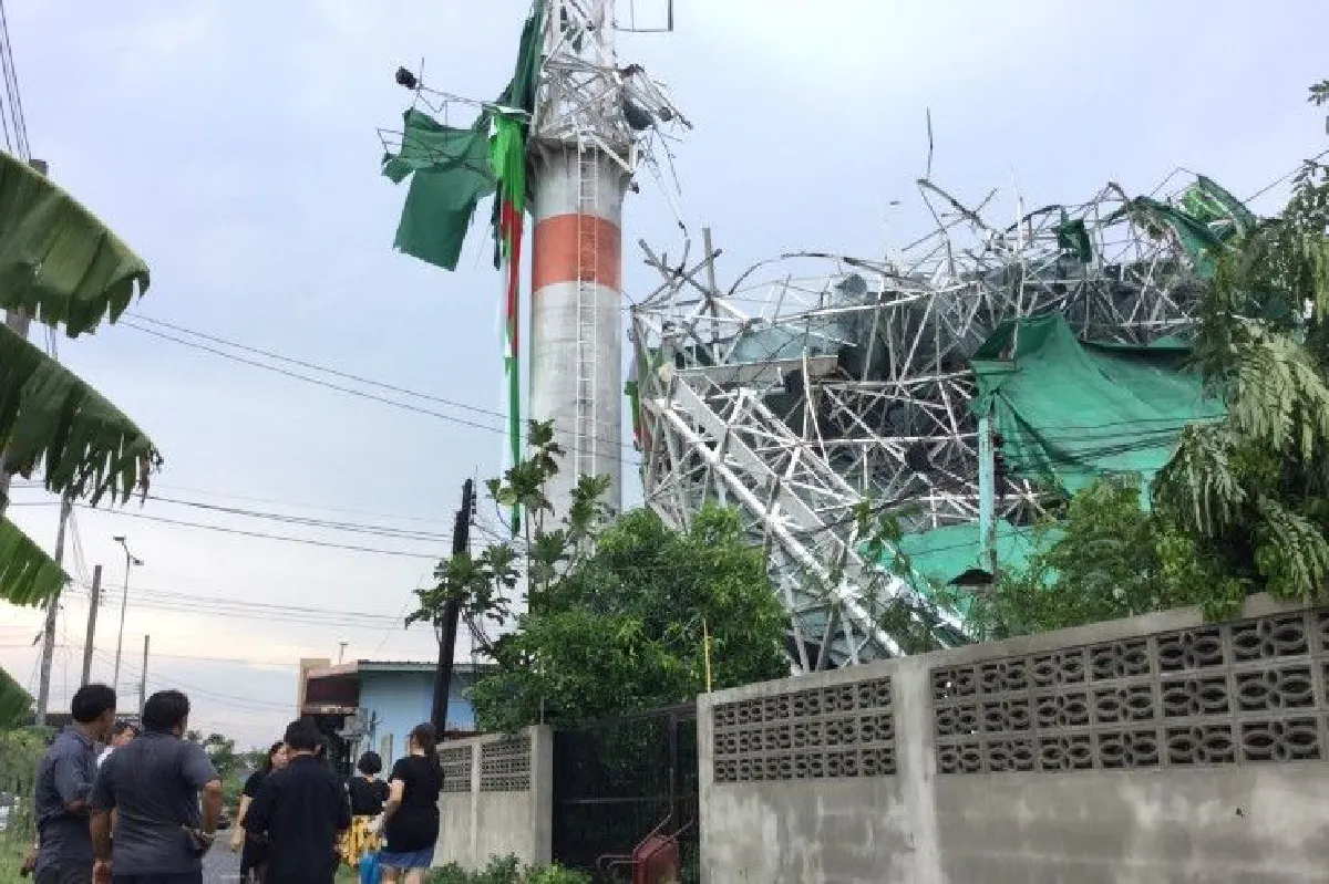 ฝนตกลมแรงทำป้ายโฆษณายักษ์พังทับบ้านเสียหาย