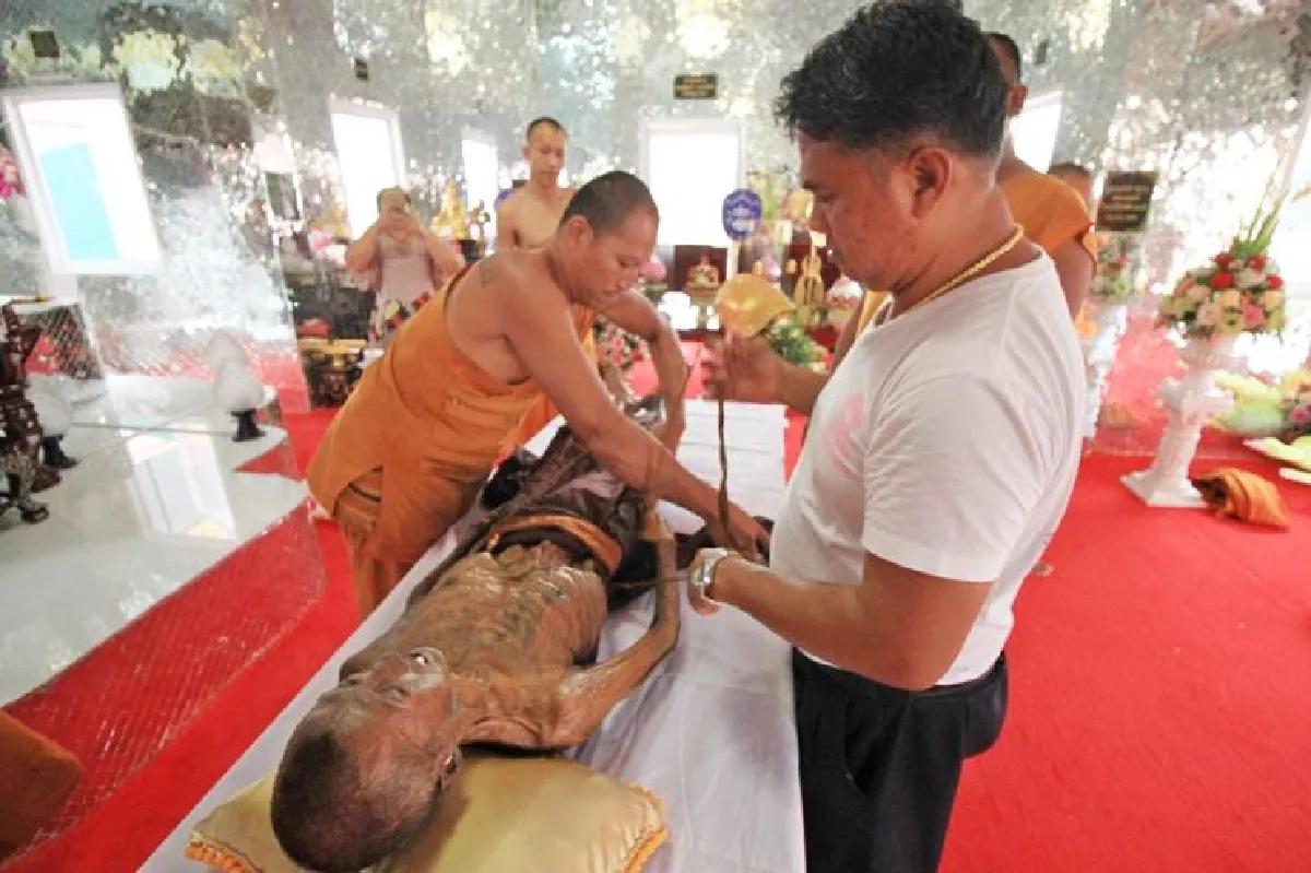 เปลี่ยนจีวรอดีตเจ้าอาวาสนักพัฒนาร่างไม่เน่าเปื่อย