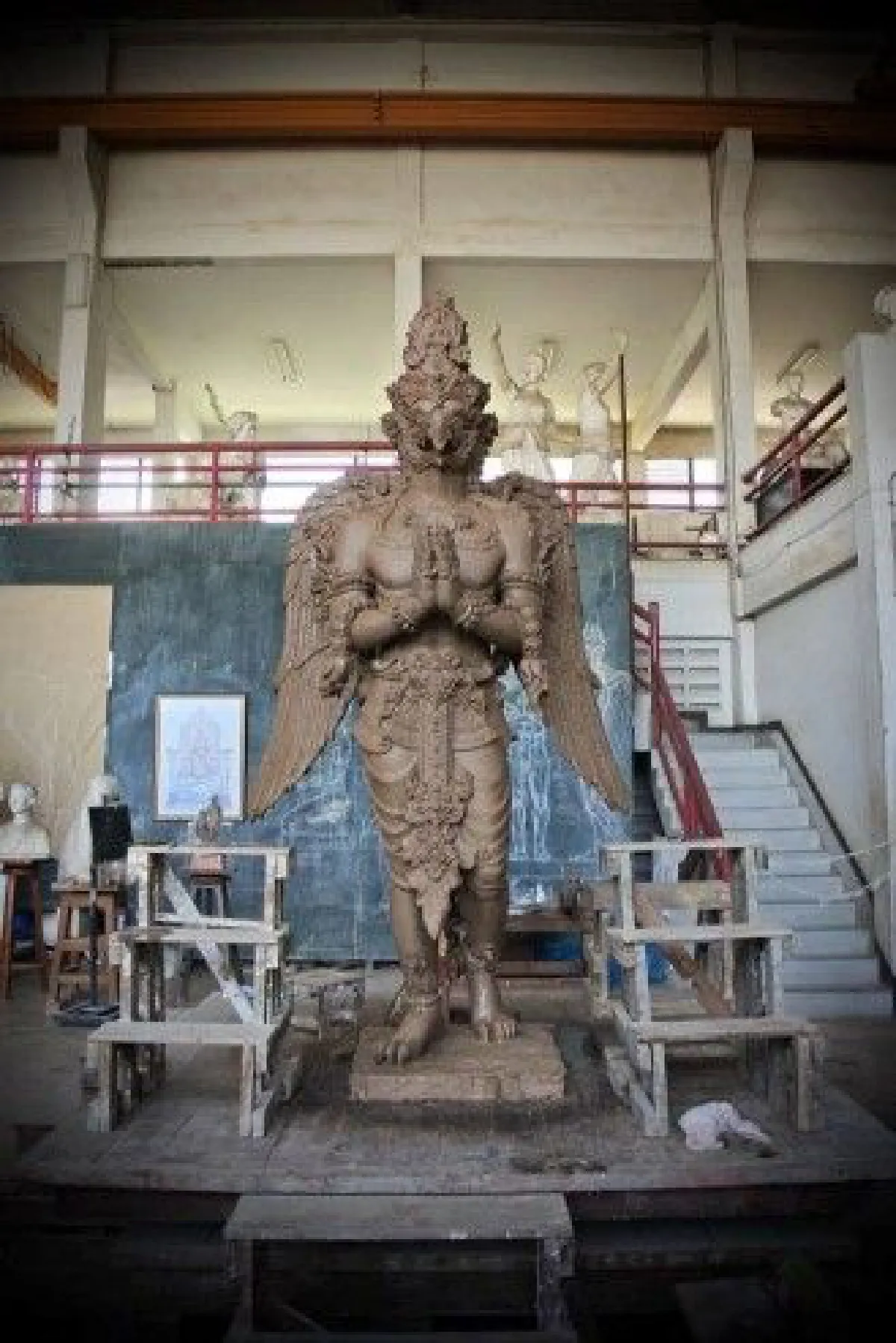 อธิบดีกรมศิลป์ สั่งถอดโลโก้แบรนด์ "ครุฑยืน" ประดับพระเมรุมาศ