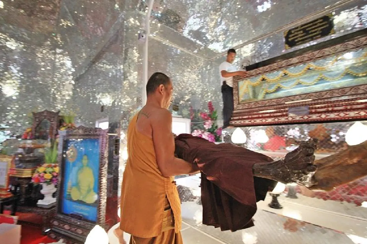 เปลี่ยนจีวรอดีตเจ้าอาวาสนักพัฒนาร่างไม่เน่าเปื่อย