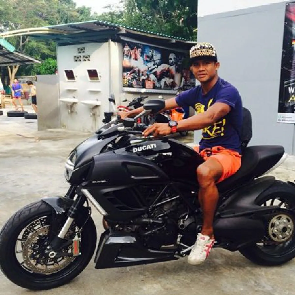 "บัวขาว บัญชาเมฆ"นักซิ่งนอกสังเวียน