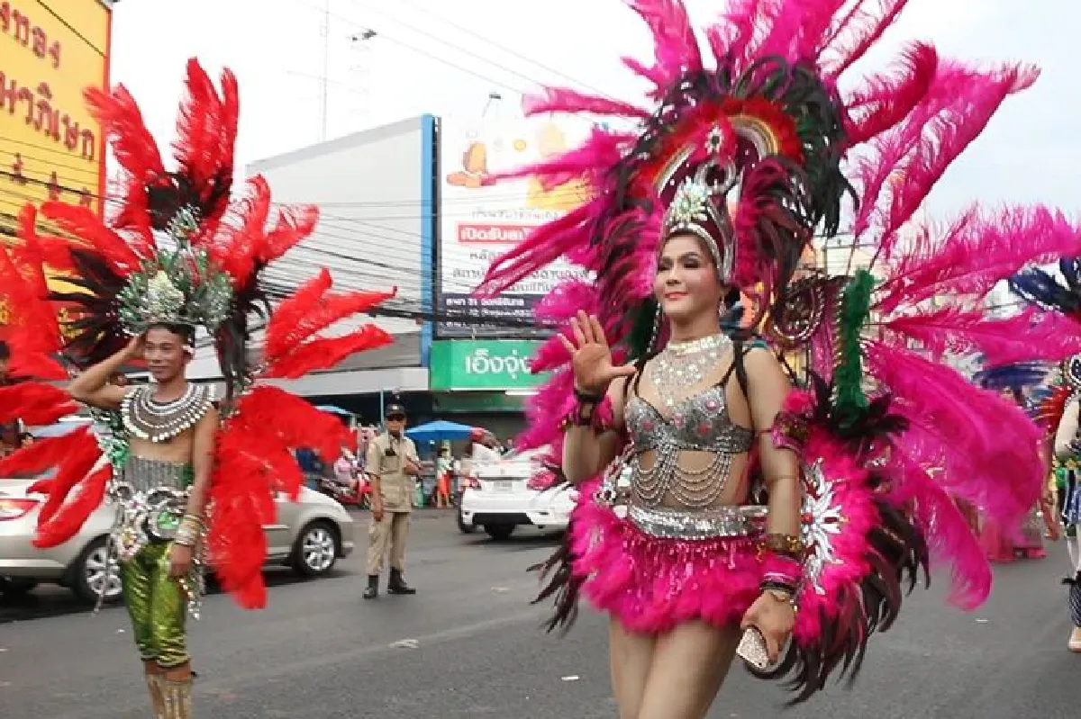 ครั้งแรกในไทยอลังการงานหมอลำคาร์นิวัล