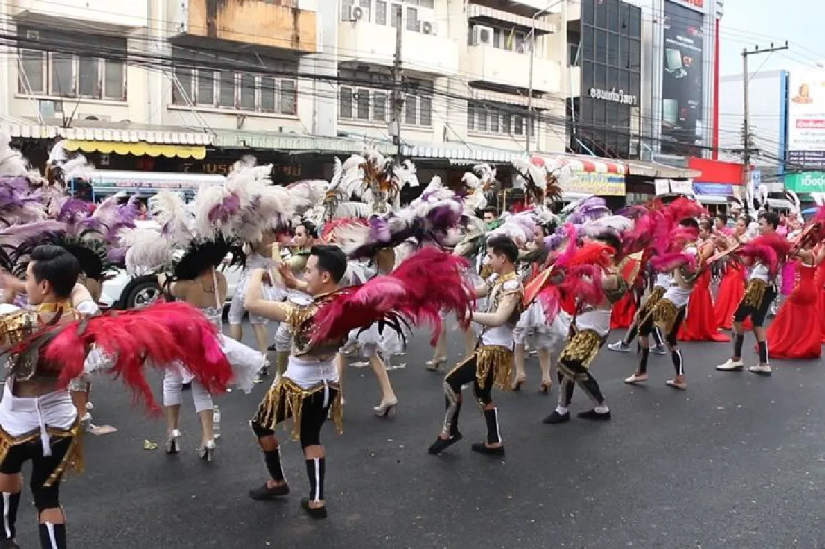 ครั้งแรกในไทยอลังการงานหมอลำคาร์นิวัล