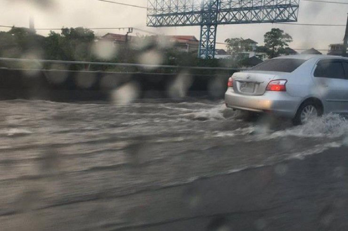 กทม.เจอฝนหลายพื้นที่ ขณะที่บนทางด่วนรามอินทราน้ำท่วม กทม.เจอฝนหลายพื้นที่ ขณะที่บนทางด่วนรามอินทราน้ำท่วม