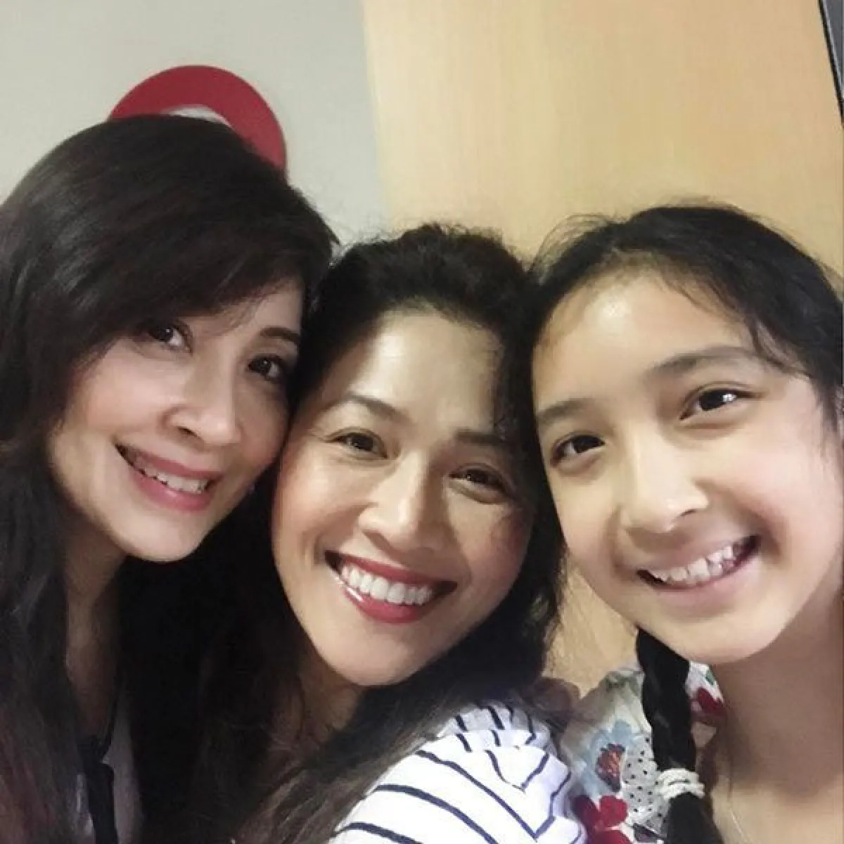 อบอุ่นพร้อมหน้า! น้ำฝน โกมลฐิติ พาลูกๆกลับมาเยี่ยมครอบครัวที่เมืองไทย