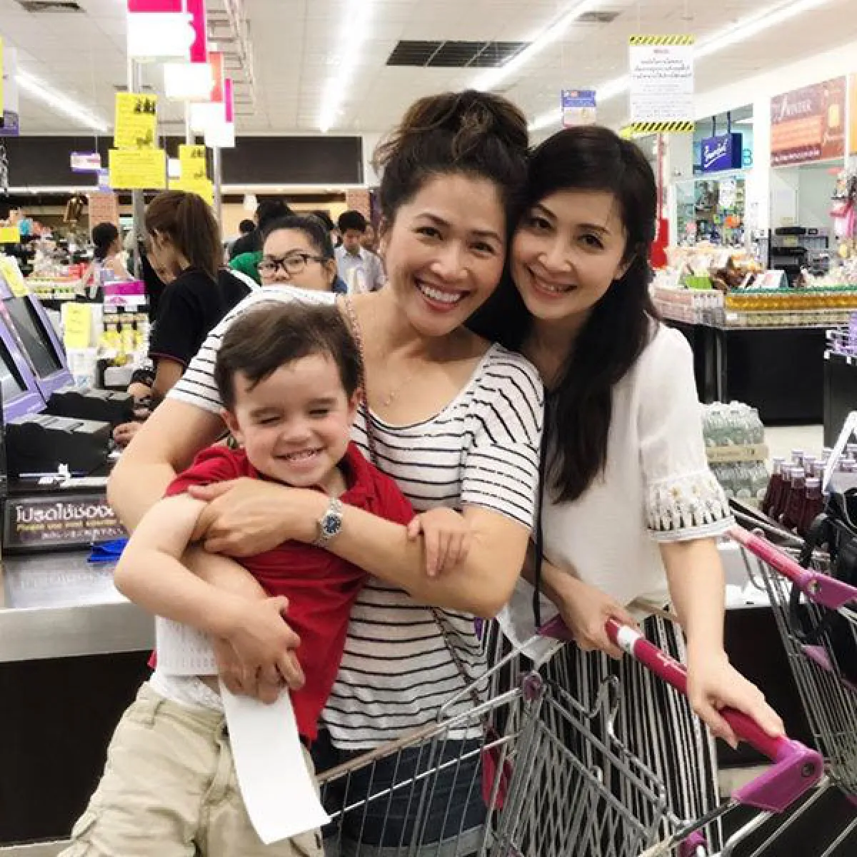 อบอุ่นพร้อมหน้า! น้ำฝน โกมลฐิติ พาลูกๆกลับมาเยี่ยมครอบครัวที่เมืองไทย