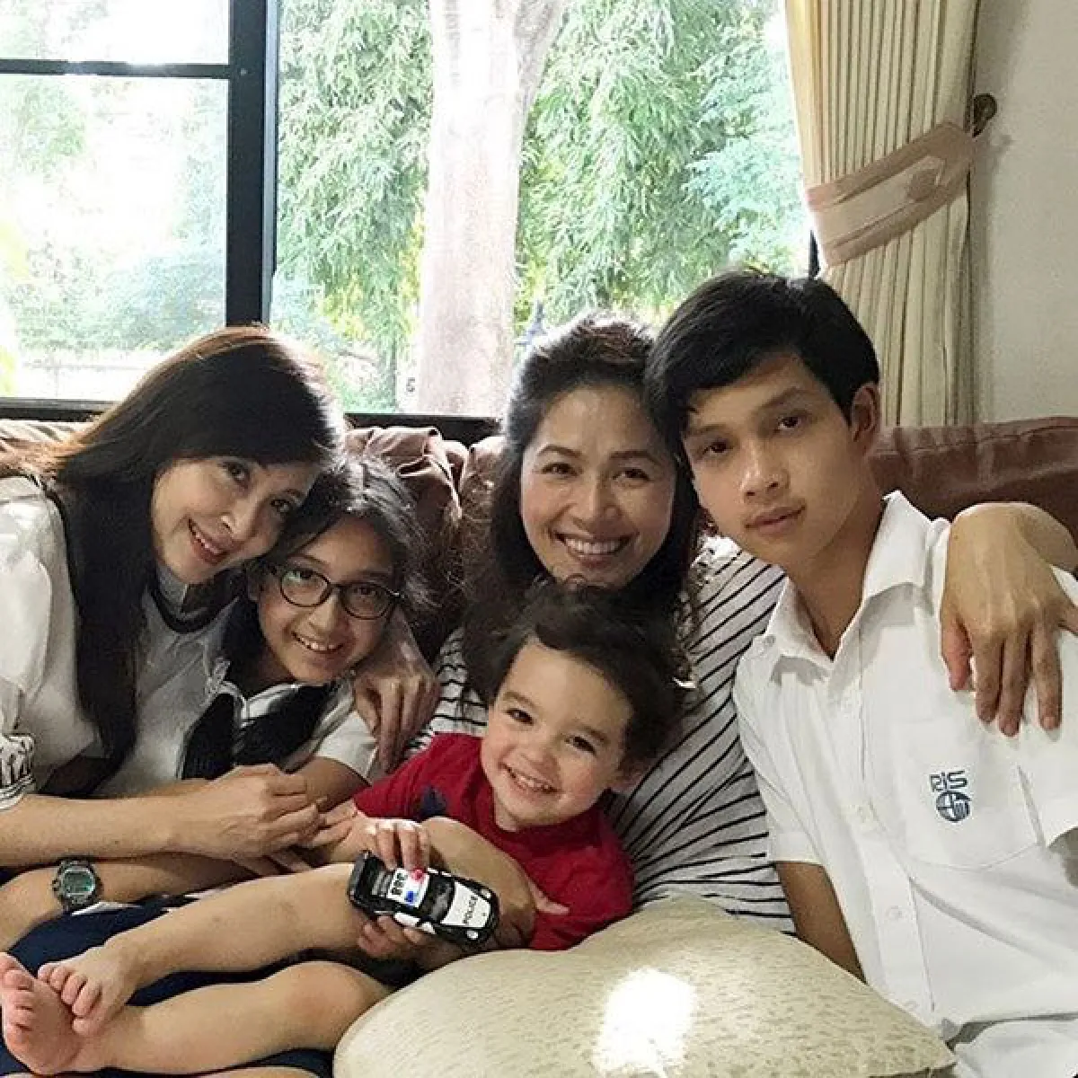 อบอุ่นพร้อมหน้า! น้ำฝน โกมลฐิติ พาลูกๆกลับมาเยี่ยมครอบครัวที่เมืองไทย