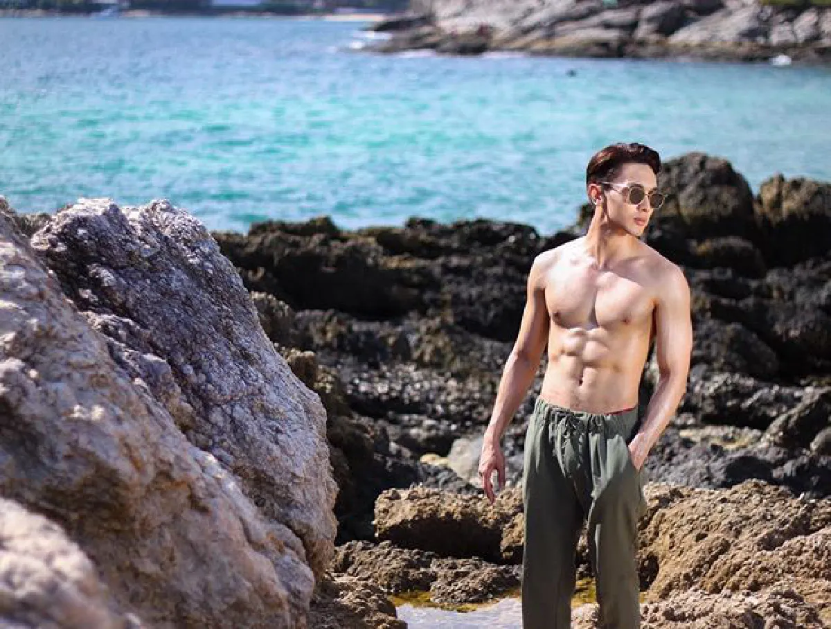 ถ่ายรูปเล่นเฉยๆ! แซมมี่-นัททิว ควงคู่อวดหุ่นสุดเฟิร์มริมทะเลภูเก็ต