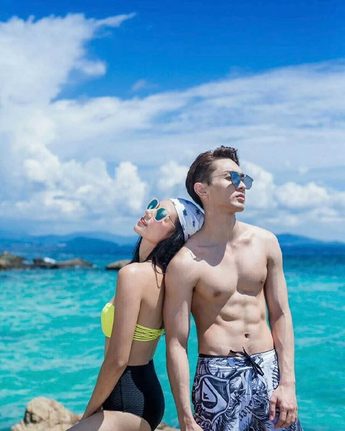 ถ่ายรูปเล่นเฉยๆ! แซมมี่-นัททิว ควงคู่อวดหุ่นสุดเฟิร์มริมทะเลภูเก็ต