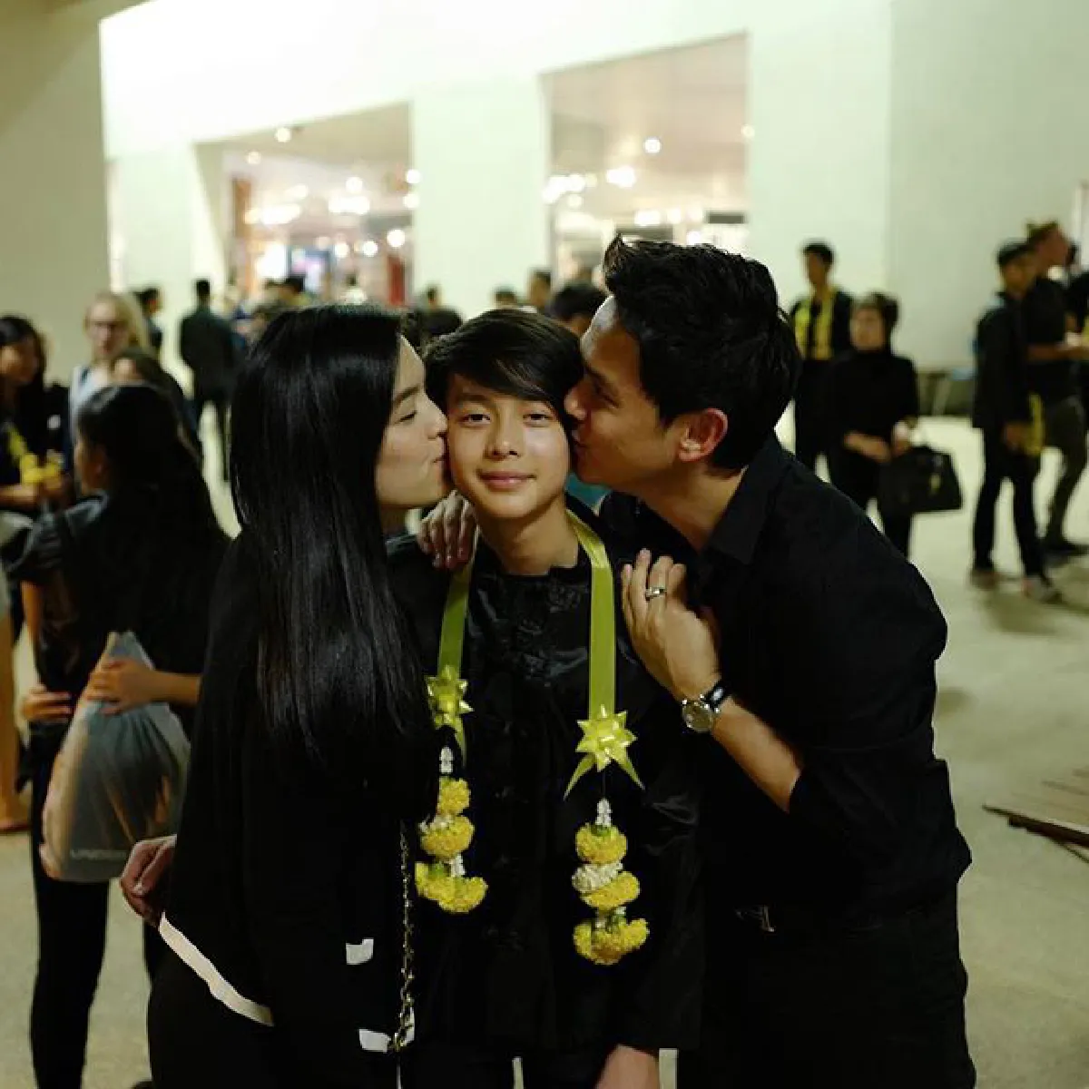 กำลังใจสำคัญ! ฟลุค-โบ ตามเชียร์ น้องอชิ ขึ้นแสดงคอนเสิร์ตที่โรงเรียน