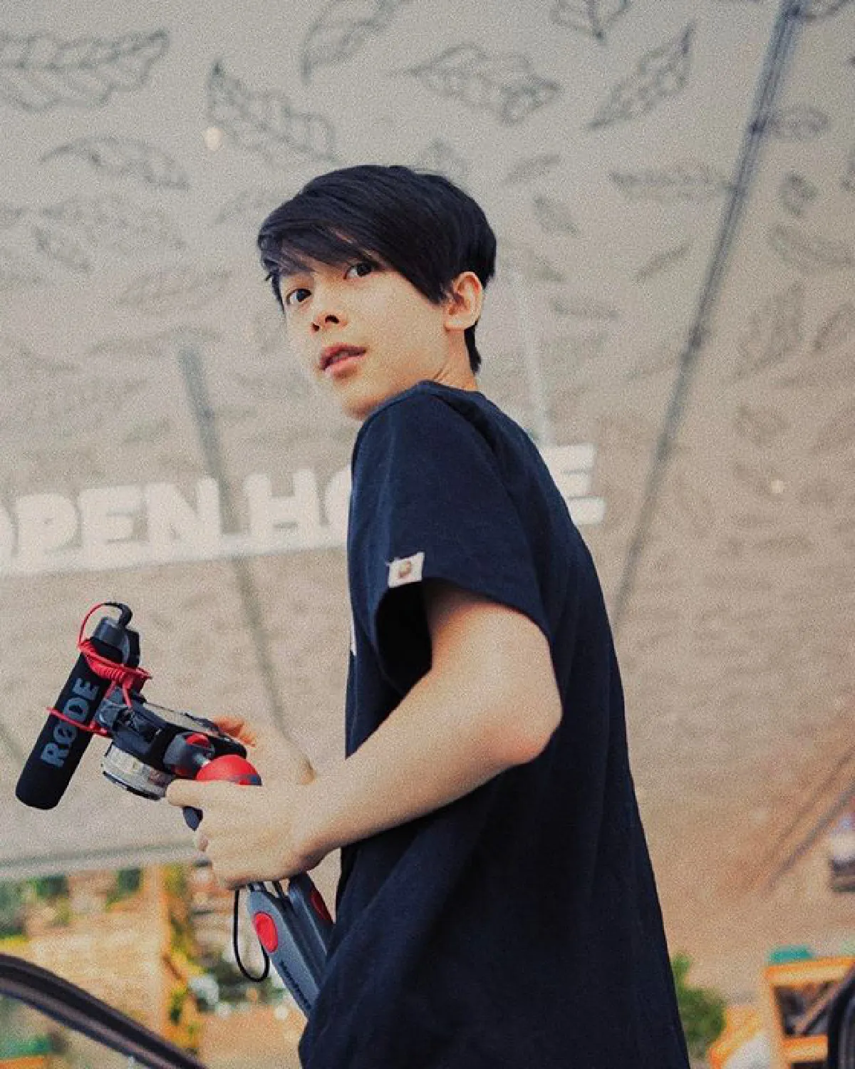 กำลังใจสำคัญ! ฟลุค-โบ ตามเชียร์ น้องอชิ ขึ้นแสดงคอนเสิร์ตที่โรงเรียน