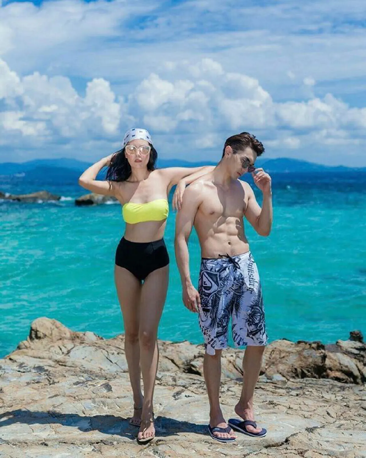 ถ่ายรูปเล่นเฉยๆ! แซมมี่-นัททิว ควงคู่อวดหุ่นสุดเฟิร์มริมทะเลภูเก็ต