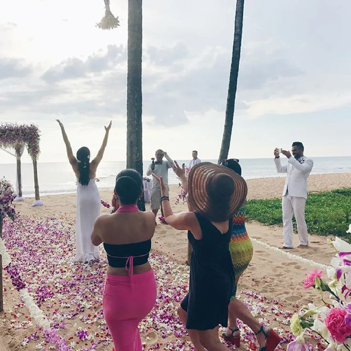 หวานโรแมนติก! นาตาลี เกลโบวา ควงแฟนหนุ่มเข้าพิธีวิวาห์ริมหาด