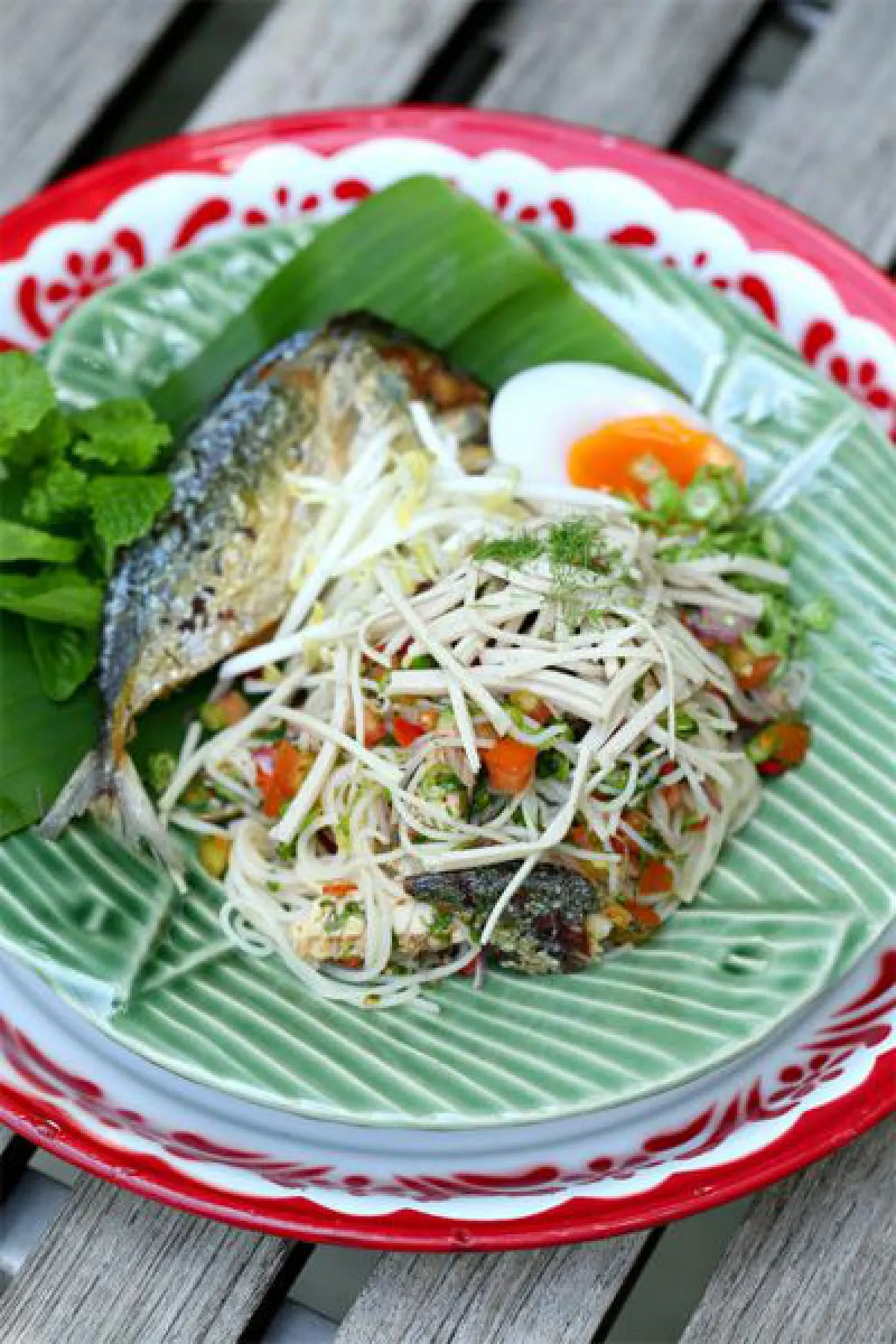 แซ่บๆ แสบทรวง ยำขนมจีนปลาทูทอด